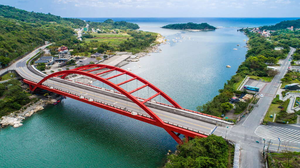 橫跨秀姑巒溪，連接靜浦與港口兩聚落的新長虹橋