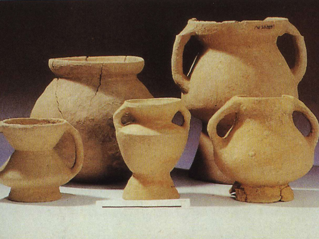 The double-handled pottery of the Beinan Culture (cited from Song Wen-Xun, Lian Mei-Zhao 1987)