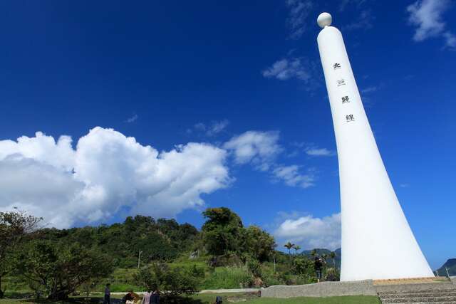This is the standard under the blue sky stood the Tropic of Cancer Monument