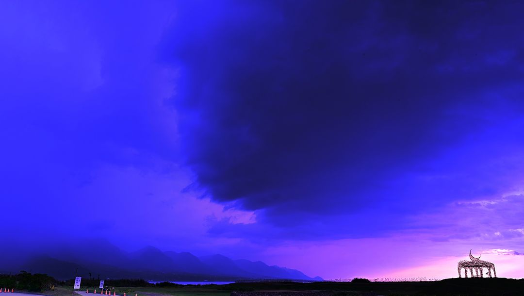 清晨的傾盆大雨，讓加路蘭天空像潑墨一樣被美暈。-感謝攝影師 徐明正 分享美照☺️-歡迎在您的照片標記我們 @ecnsa讓更多人看見...